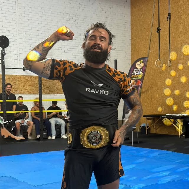 Atleta da Sampaio BJJ com o cinturão de campeão