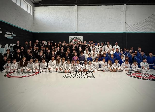 Toda a equipa Sampaio BJJ, crianças e adultos, em foto de grupo no tatame