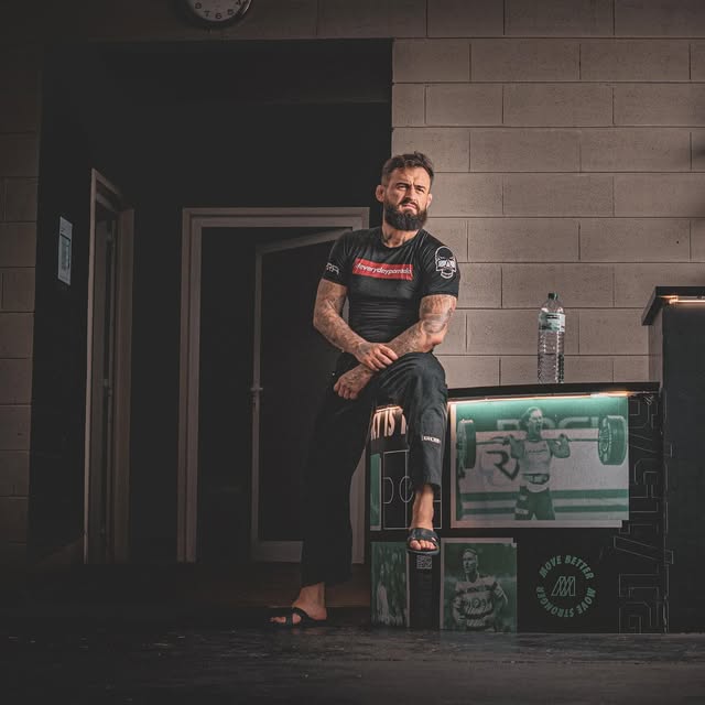 O professor da Sampaio BJJ sentado no ginásio